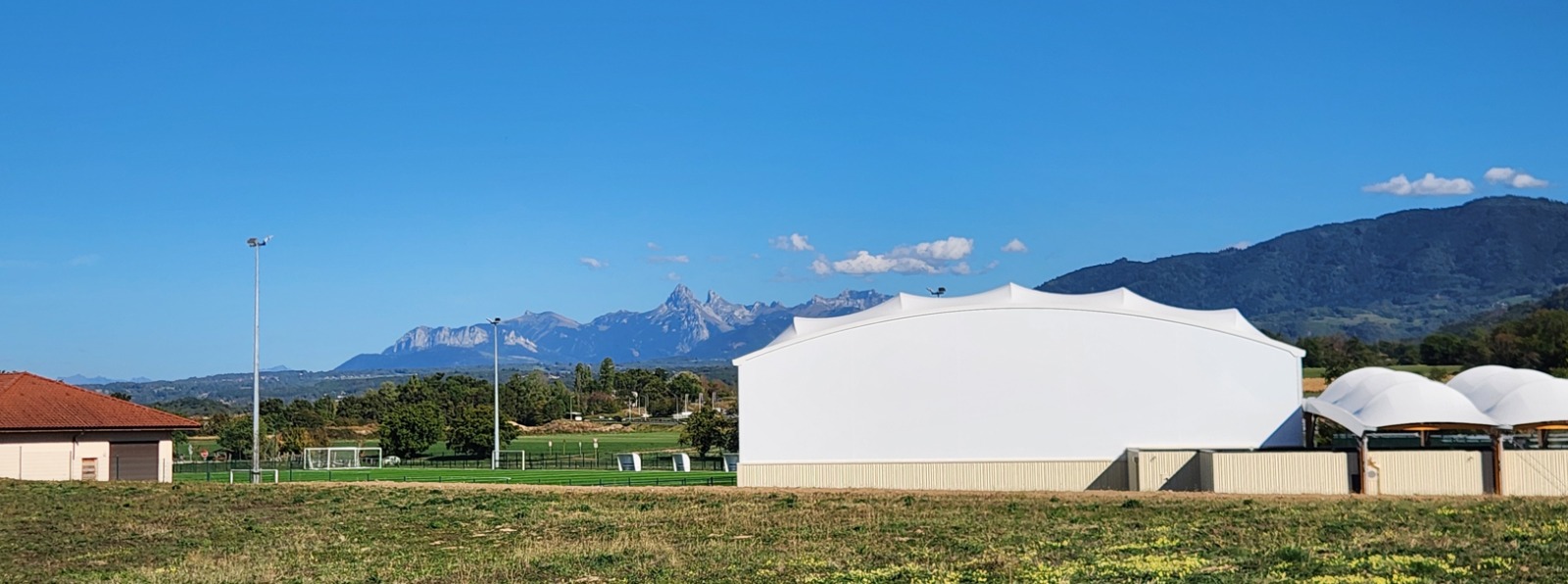 Vue de la halle de padel des Hutins dans le paysage d’Anthy-sur-Léman